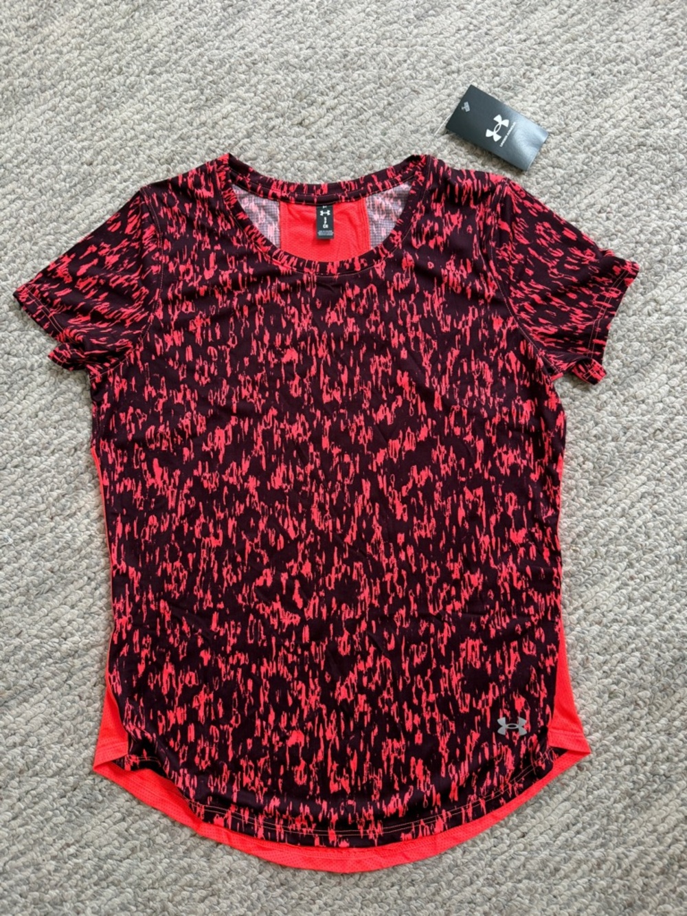Under Armour Women’s Small HeatGear Athletic Top Red Black Print Shirt - Picture 2 of 13